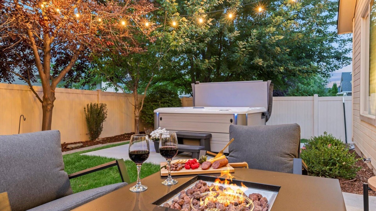 Meridian House | Sleeps 14 comfortably! 7-seat mineral hot tub, firepit, private yard. Game garage w/Pac-Man, foosball & 65” TV. High-end home with luxe mattresses and linens. 4 Smart TVs, fully stocked kitchen. Near Roaring Springs, Wahooz, shopping and I-84