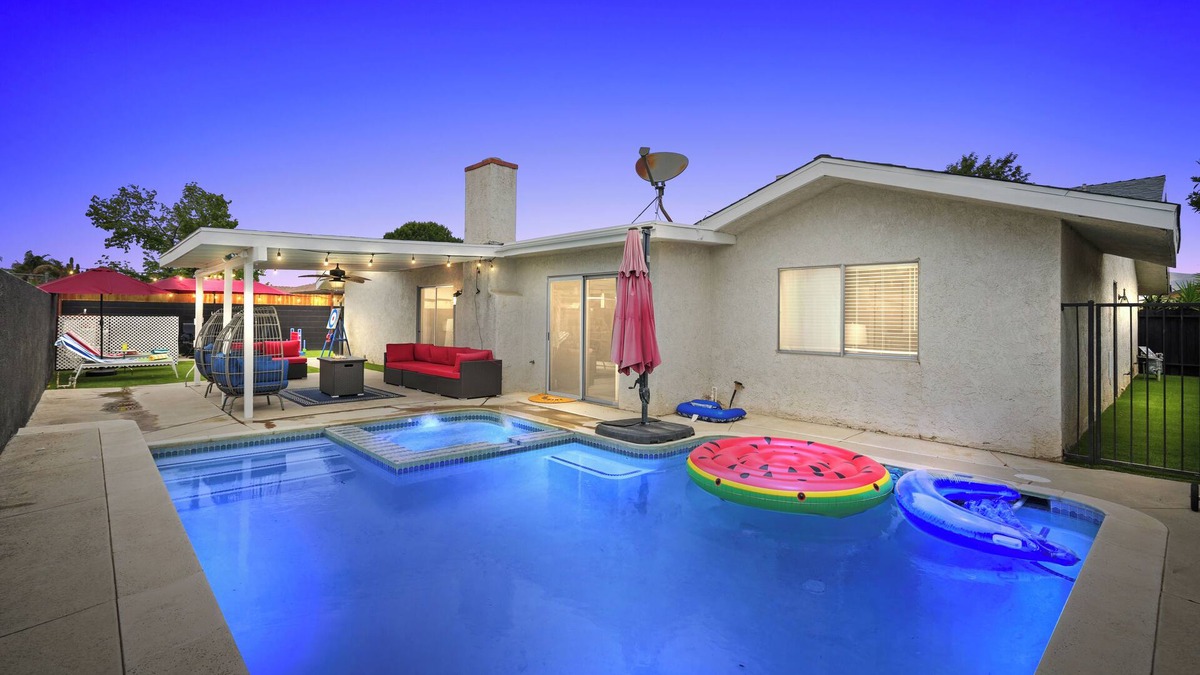 East Hemet House | Sleeps 14 - Heated Pool - Jacuzzi - Firepit - Game Room