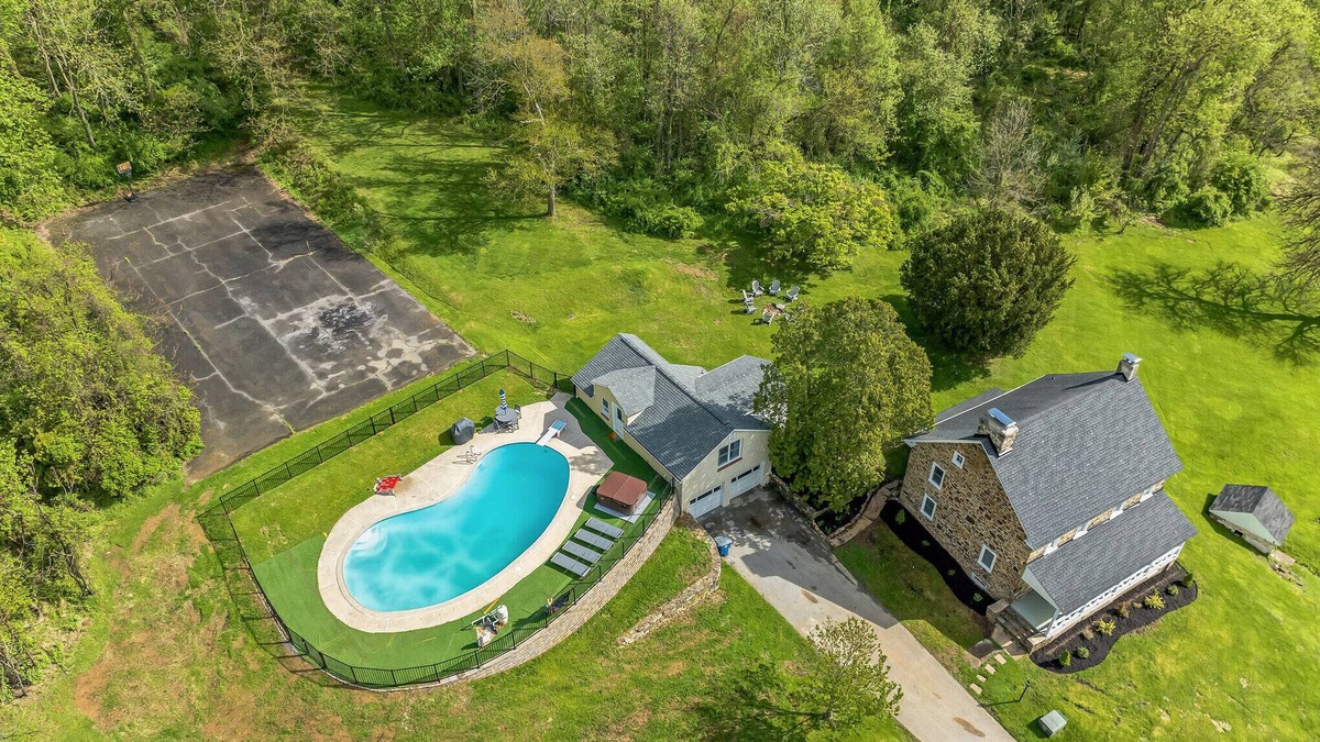 Wagontown House | Sleeps 16+, 2 King Beds, Gated Pool, Hot Tub