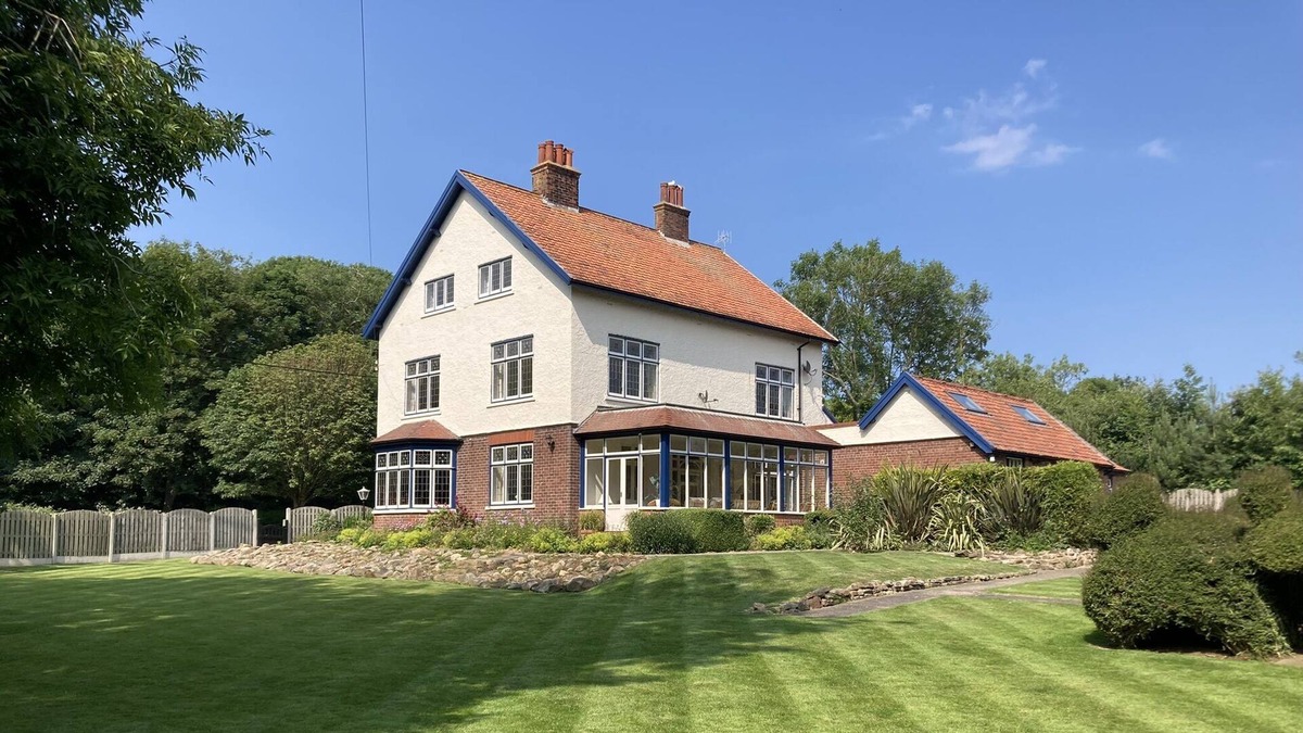 Filey House | Sleeps 16 House large garden with private pub and Hot Tub! Contact for a price!