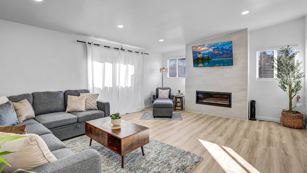Imperial Beach House | Sleeps 16 mins from Beaches, Outlets & Military base