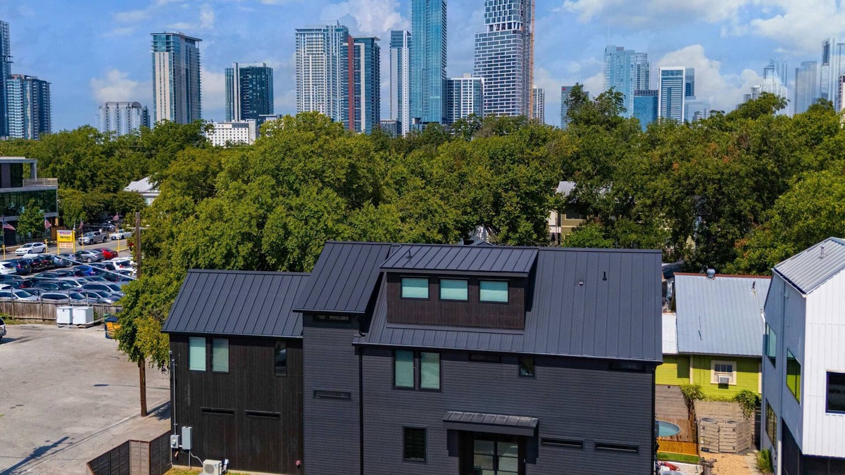 East Cesar Chavez House | Sleeps 16! Walk to Downtown! MiniPutt | GameRoom