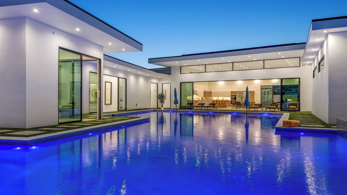Indio Villa | Sleeps 17 | Pool, Hot Tub & Pickleball Court | Bravo Villa #8