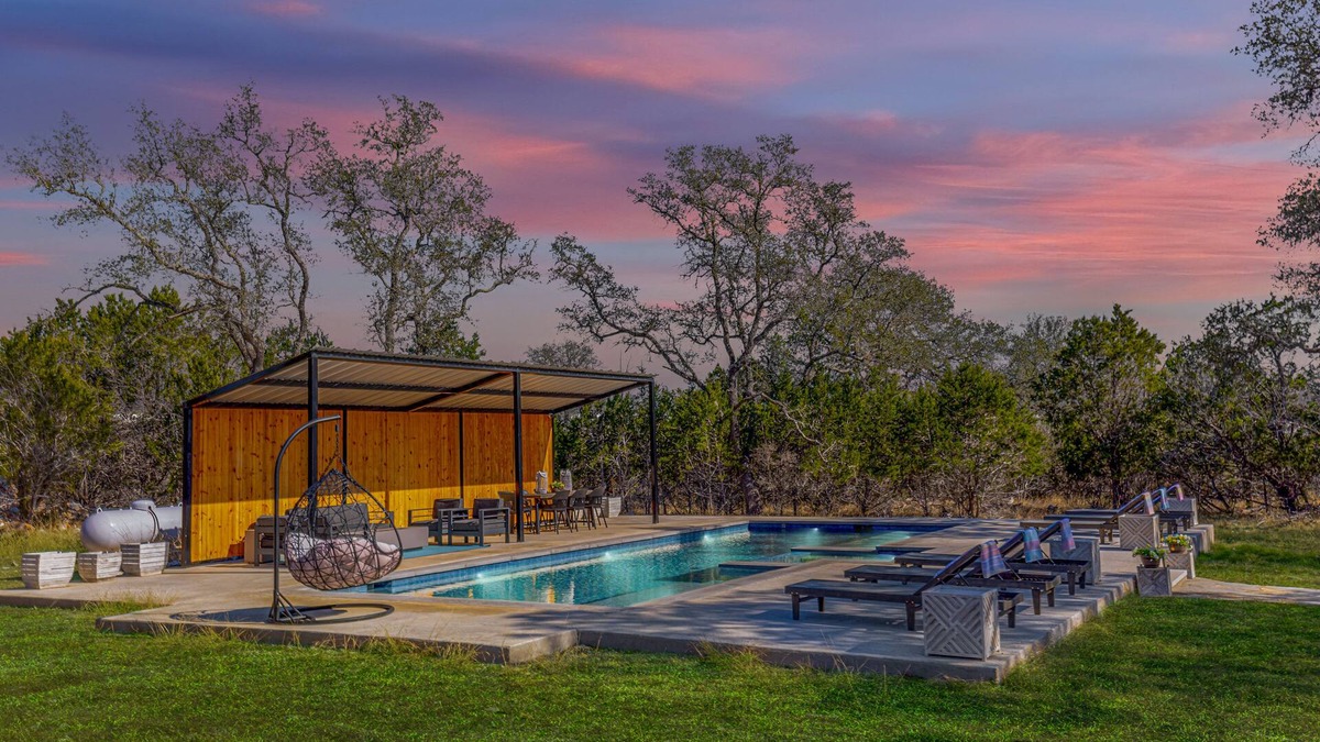 Dripping Springs House | Sleeps 18, Football Fave, Pool, Hot Tub, 2 Fire Pits