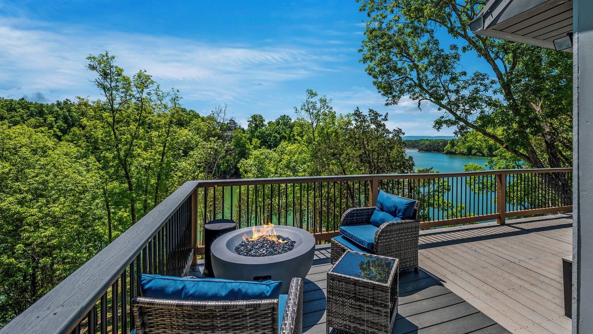Sevierville House | Sleeps 18+! Includes Complementary Boat Rental! Stunning lake & mountain views!