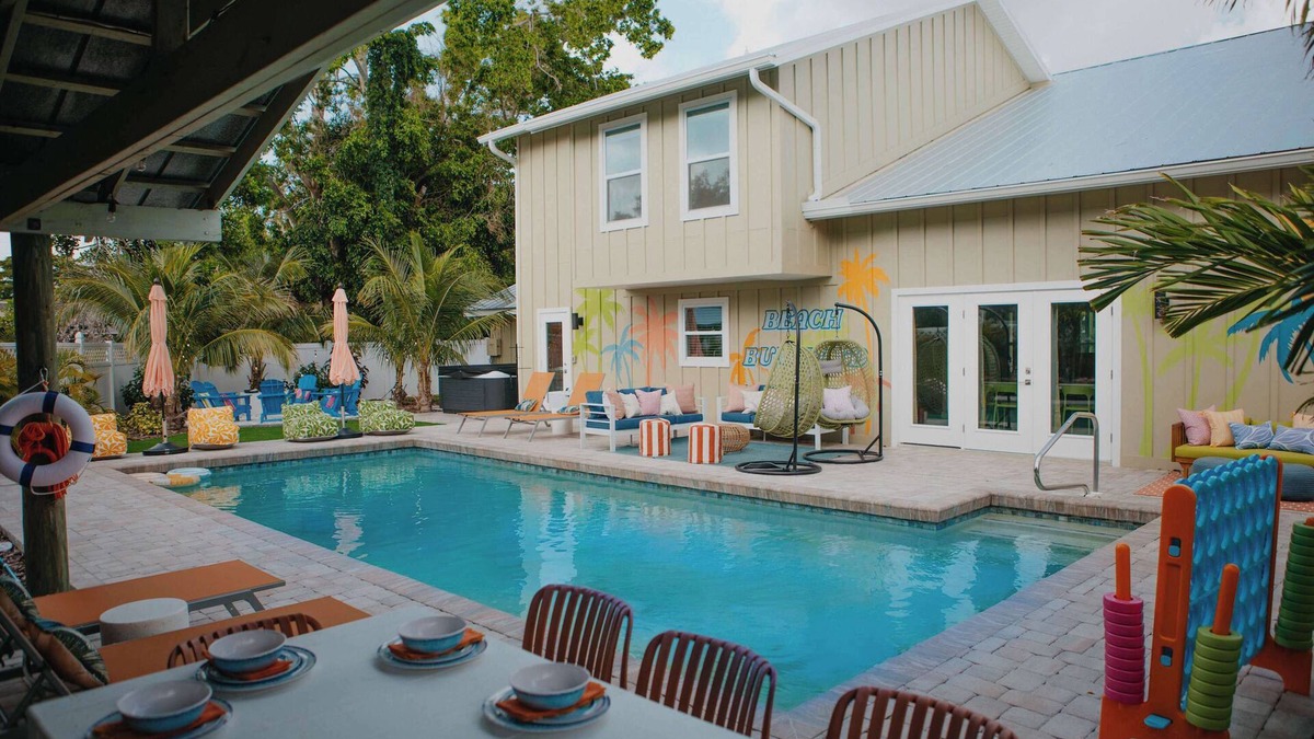 Palma Sola House | Sleeps 20 | Games | Basketball | Pool | Movie Room