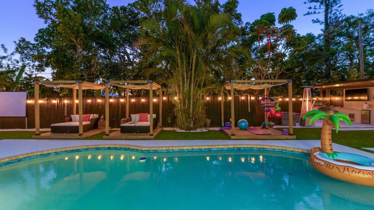 South Bradenton Apartment | Sleeps 20 Heated Pool Hot Tub Outdoor Kitchen/Theater