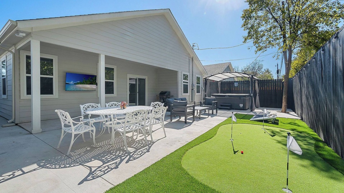 Fort Worth House | Sleeps 20 in FW Stockyards w HotTub & MiniGolf