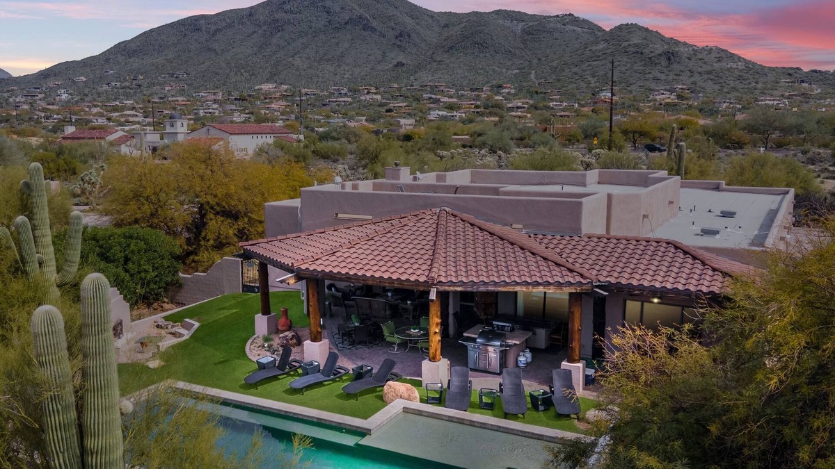 Cave Creek House | Sleeps 20, Patio Teppanyaki Grill, 2 Spas, Pool+