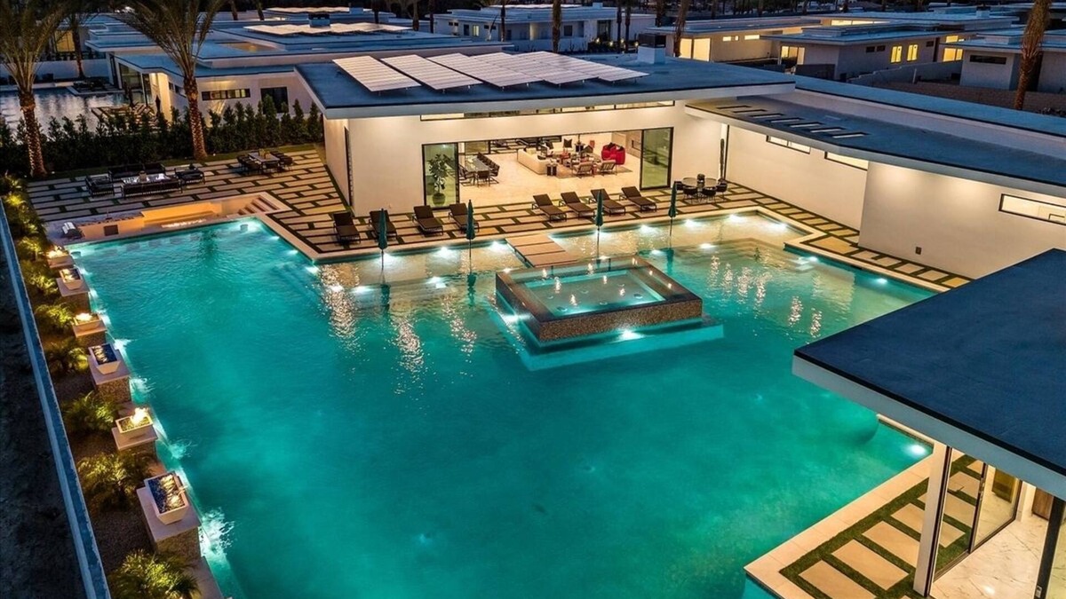 Indio Villa | Sleeps 23 | Luxury Villa w/Pool, Hot Tub & Pickleball Court | Bravo Villa #10