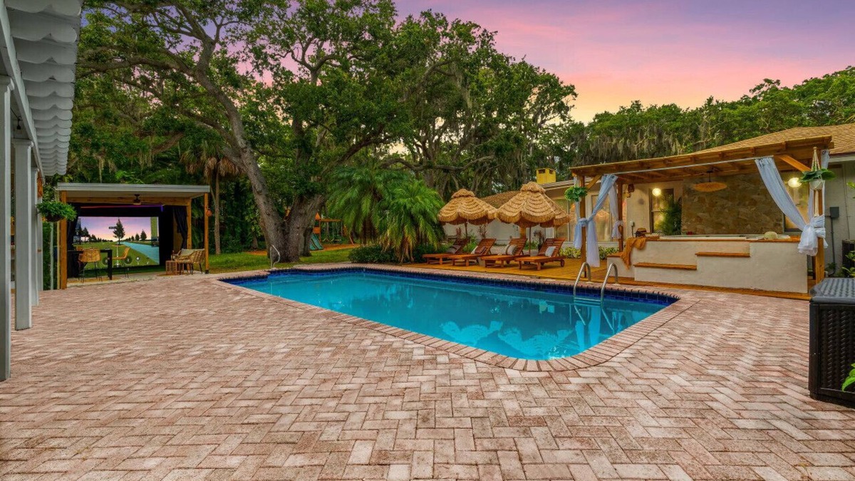 Largo Villa | Sleeps 25+ 9BR Heated Pool, Hot Tub, Golf Sim
