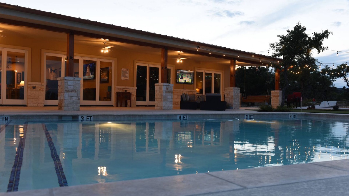 Utopia House | Sleeps 33, Private pool & putting green,10 min from Garner State Park, Frio Riv.