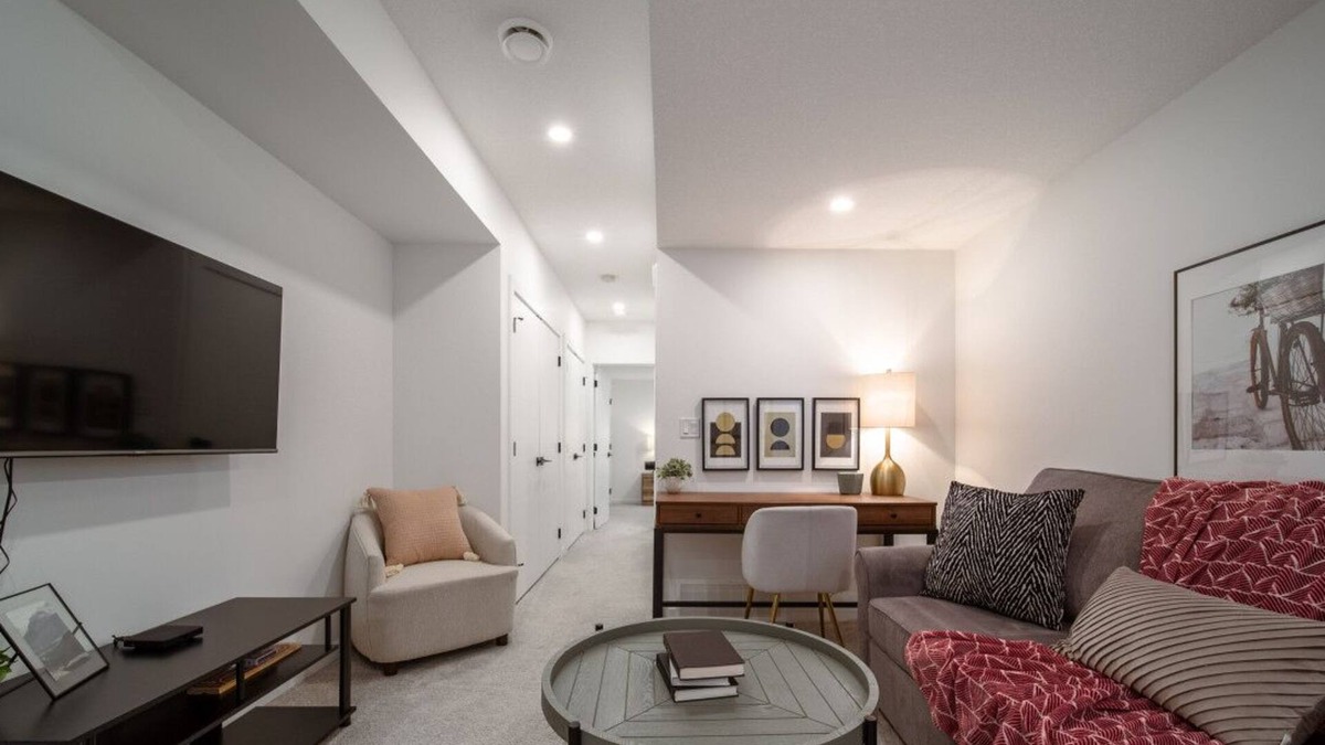 Southwest Edmonton Apartment | Sleeps 4|King Bed|Near Whyte Ave & U of A & Stollery