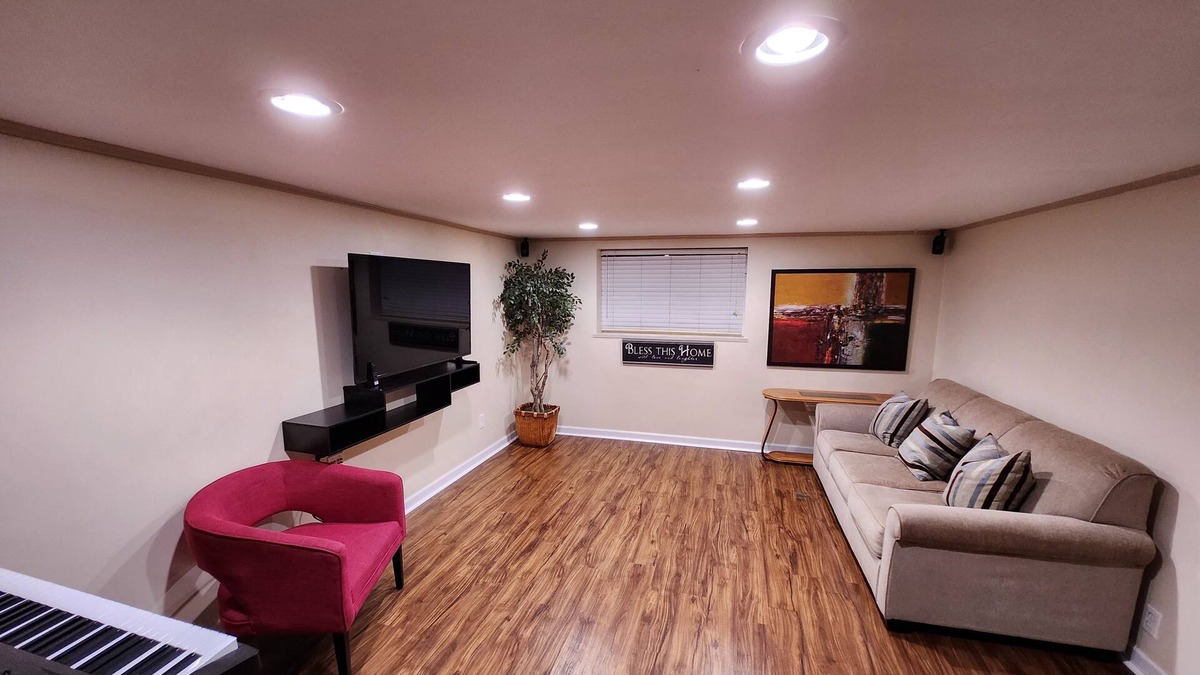Tri-Cities House | Sleeps 4+that good doggy!Comfy, close to golf, restaurants & C.River Prk events!