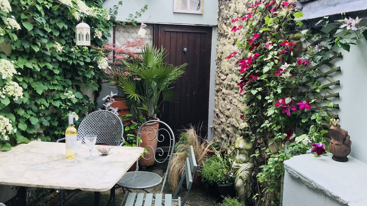 Woodstock Cottage | Sleeps 5. A modernised 17C cottage in the centre of the historic town of Woodsto