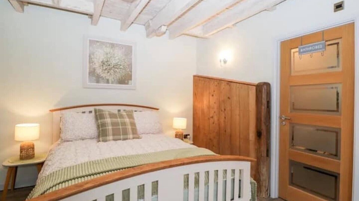 Callow End House | Sleeps 5 plus a child, fantastic location to visit Malvern and Worcester.