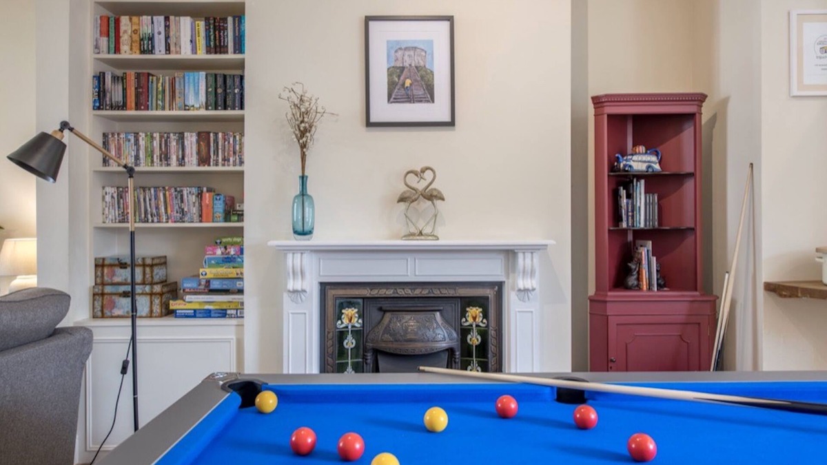 York House | Sleeps 6 Central York 5★Townhouse Parking Courtyard + Pool Table