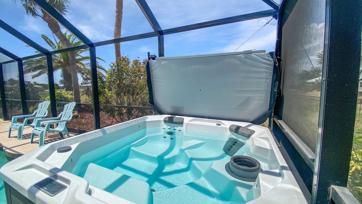 Broadmoor Villa | Sleeps 6, Hot Tub, dog ok, FULL refund*, pool heat