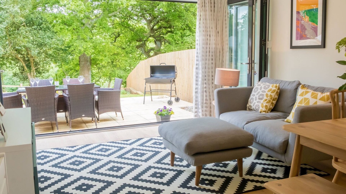 Truro House | Sleeps 6 in 3 Bedrooms, riverside walk into Truro & easy drive to beaches.
