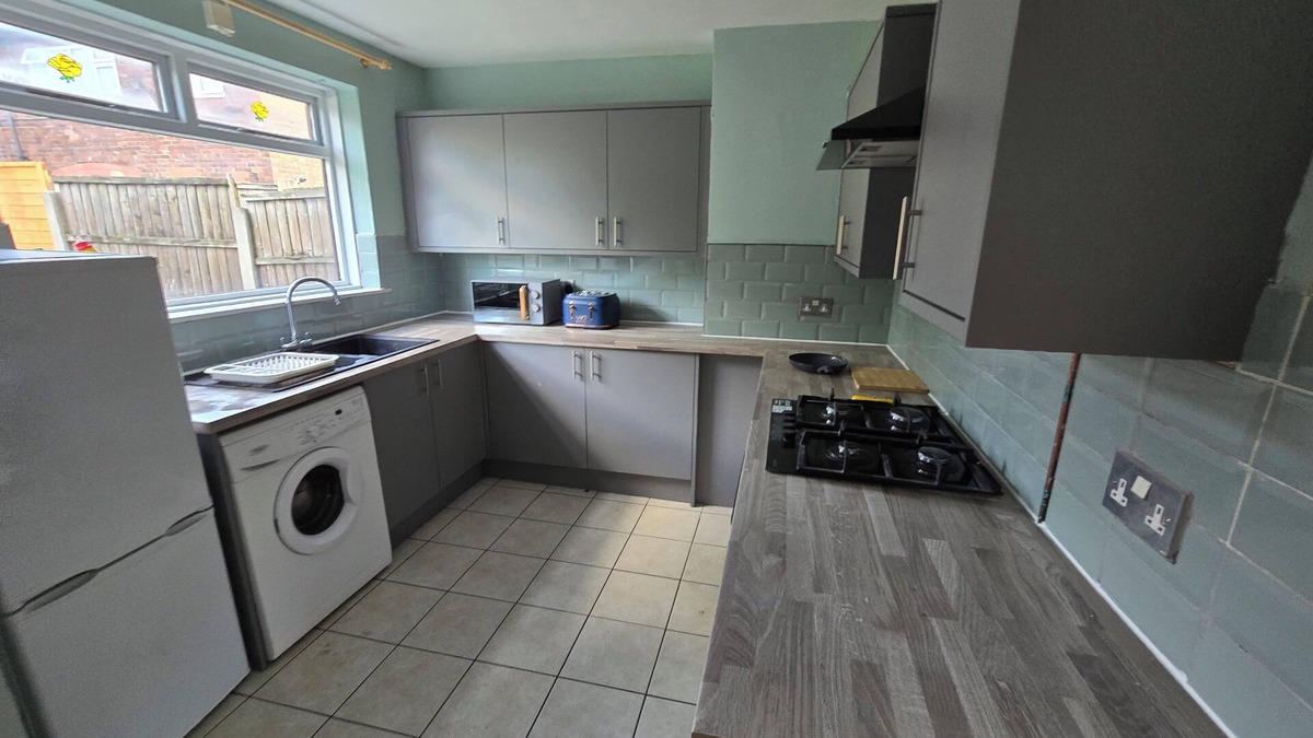 Clayton House | Sleeps 6 Manchester