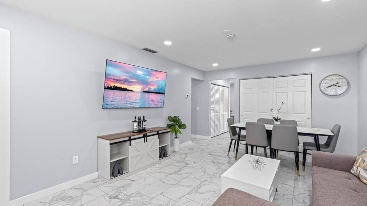 Lake Worth Apartment | Sleeps 6 PS5 + 65” TV Renovated 2-BR Fast WiFi 2 Parking Spaces