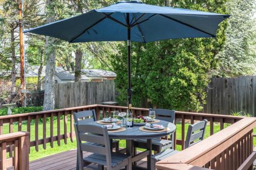 Green Bay House | Sleeps 6 Walk to Lambeau Resch Dog-Friendly
