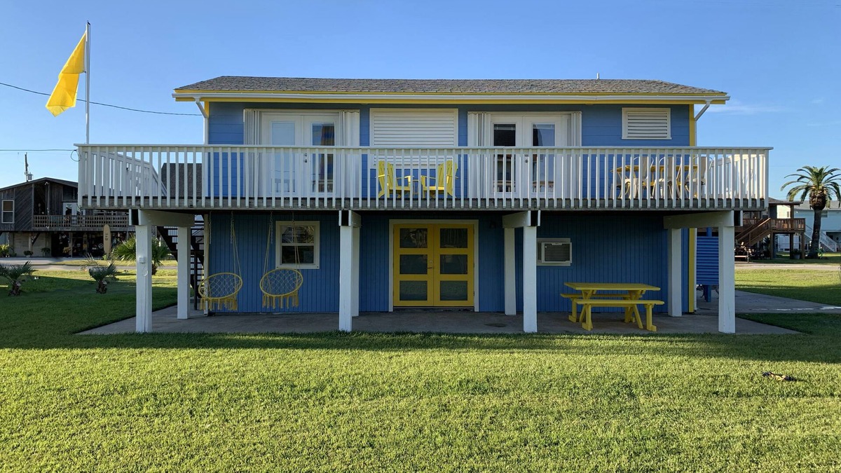 Jamaica Beach Cottage | Sleeps 7, 10 Min Walk to Beach, Cozy Family Home