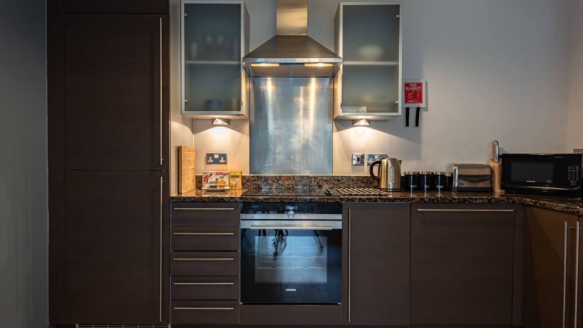 Bray on Thames Apartment | ✪Sleeps 7 , Central Maidenhead, Free Parking, WiFi, Netflix, Perfect for Groups✪