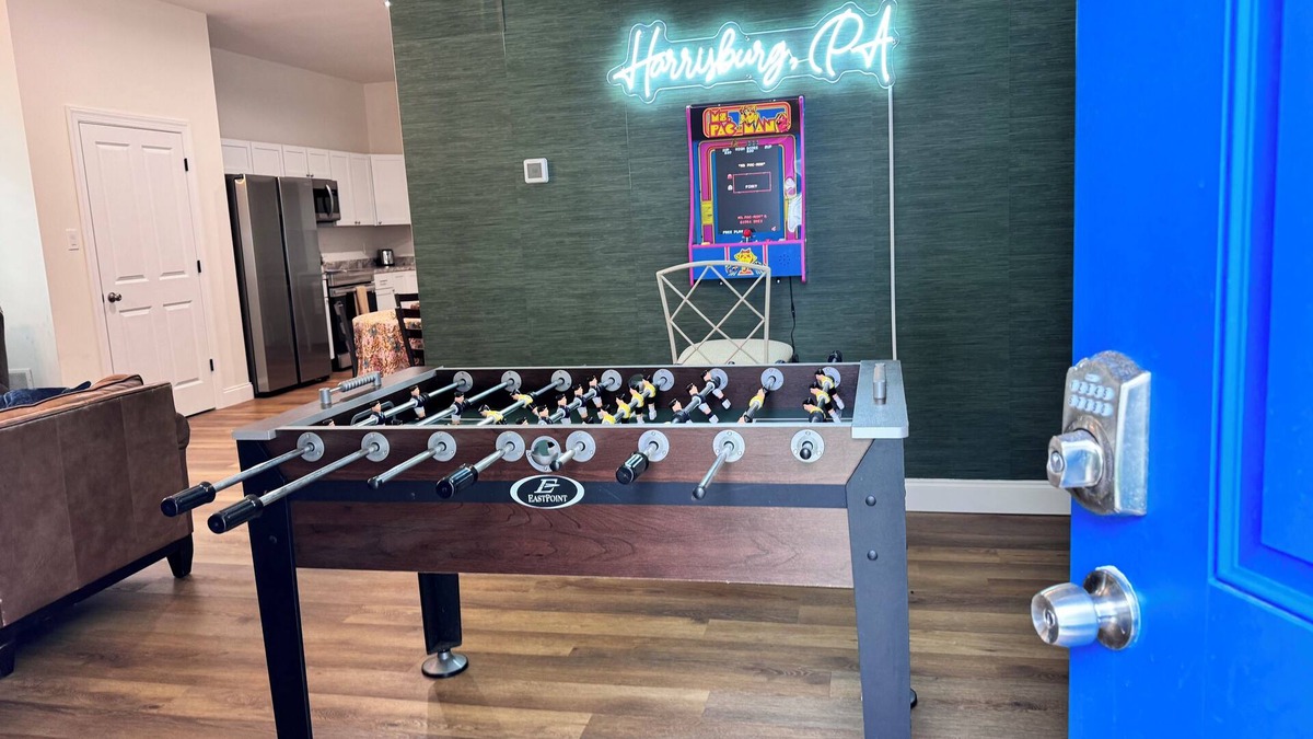 Linglestown Cottage | Sleeps 8! Foosball+Arcade, Private Courtyard, Parking, Washer+Dryer. Great home!