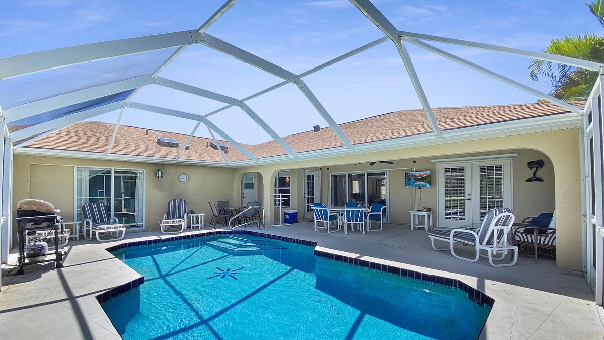 Broadmoor House | Sleeps 8, full refund, pool heat, 2 suites