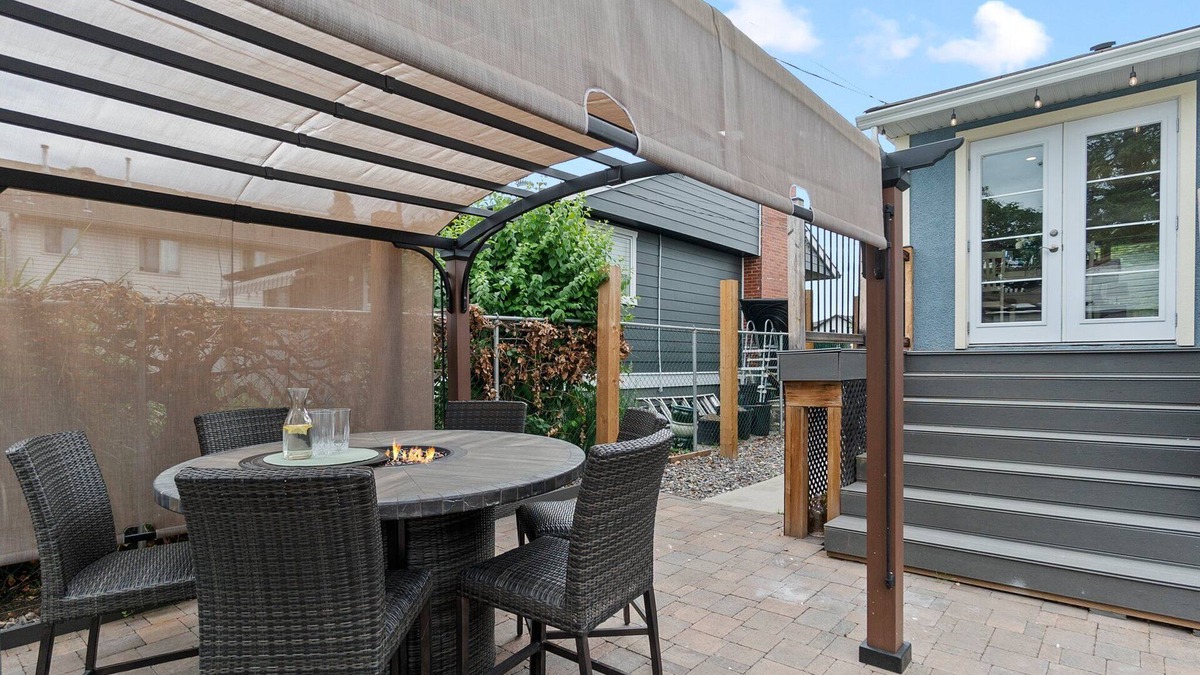 North End House | Sleeps 8, Hot tub, Large Patio & Deck Down town - 2 Bedroom 1 Bathroom