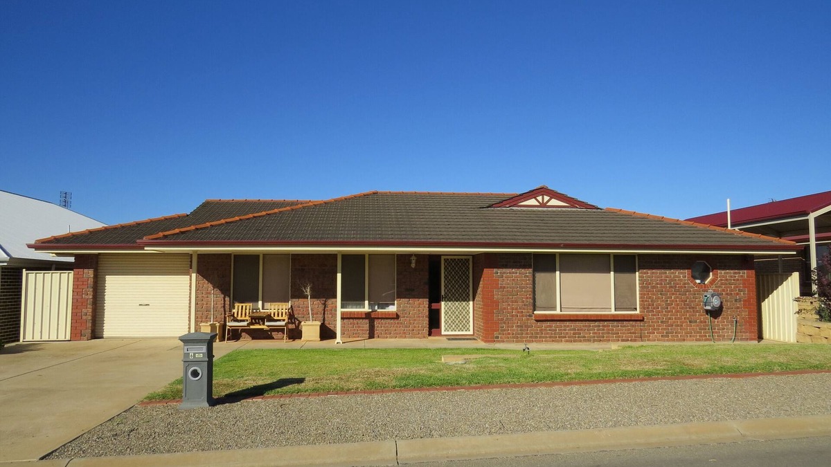 Wallaroo House | Sleeps 8, in the Marina Cove, five minute walk to Ale House