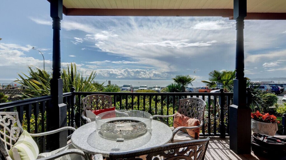 James Bay House | Sleeps 8+, James Bay, Victoria BC, Dallas Rd. Ocean Views from every room!