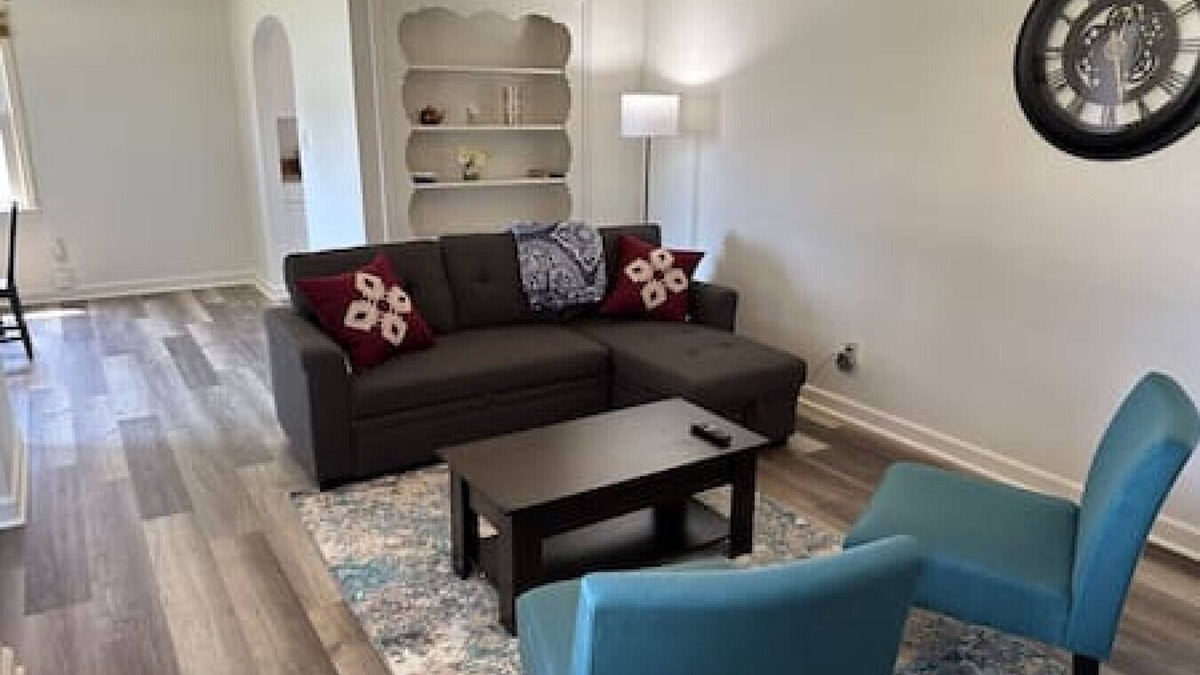 Boardman House | Sleeps 8, YSU, Fairgrounds, Wi-Fi, EV1, Remote