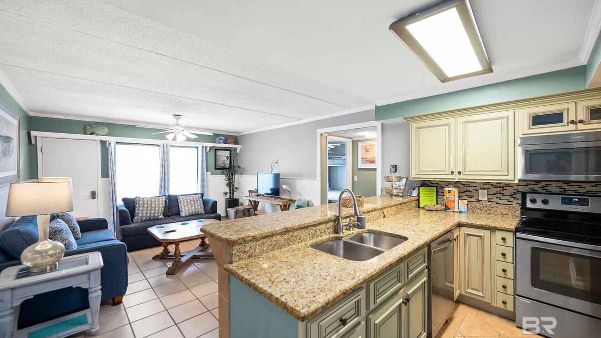Orange Beach Condo | ★Sleeps 8★on the beach★4 pools★Pool Side Bar★ Private Beach Access