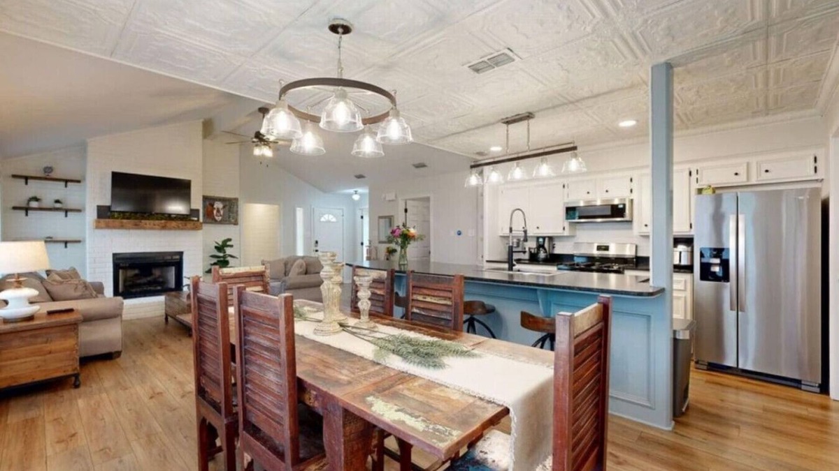 Blinn College-Bryan Campus House | Sleeps 9, Outdoor Firepit, NEW King sized bed, Pet Friendly, 5.2mi from Campus!