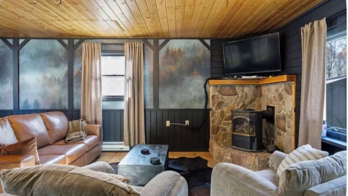 Albrightsville House | sleeps six, close to slopes, hot tub and game room