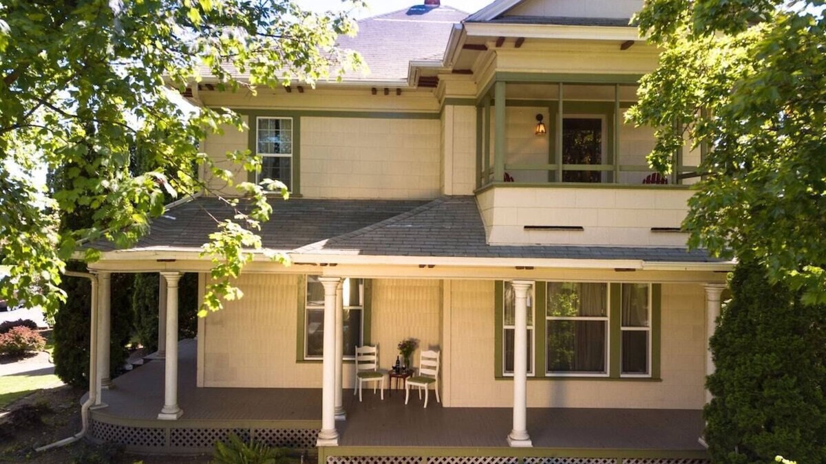 Walla Walla House | Sleeps up to 12 guests & walkable to Main Street!