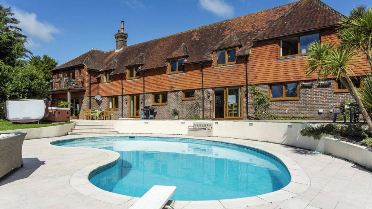East Dean and Friston Villa | Sleeps10/18-Parking-Garden-Pool-HotTub-Balcony