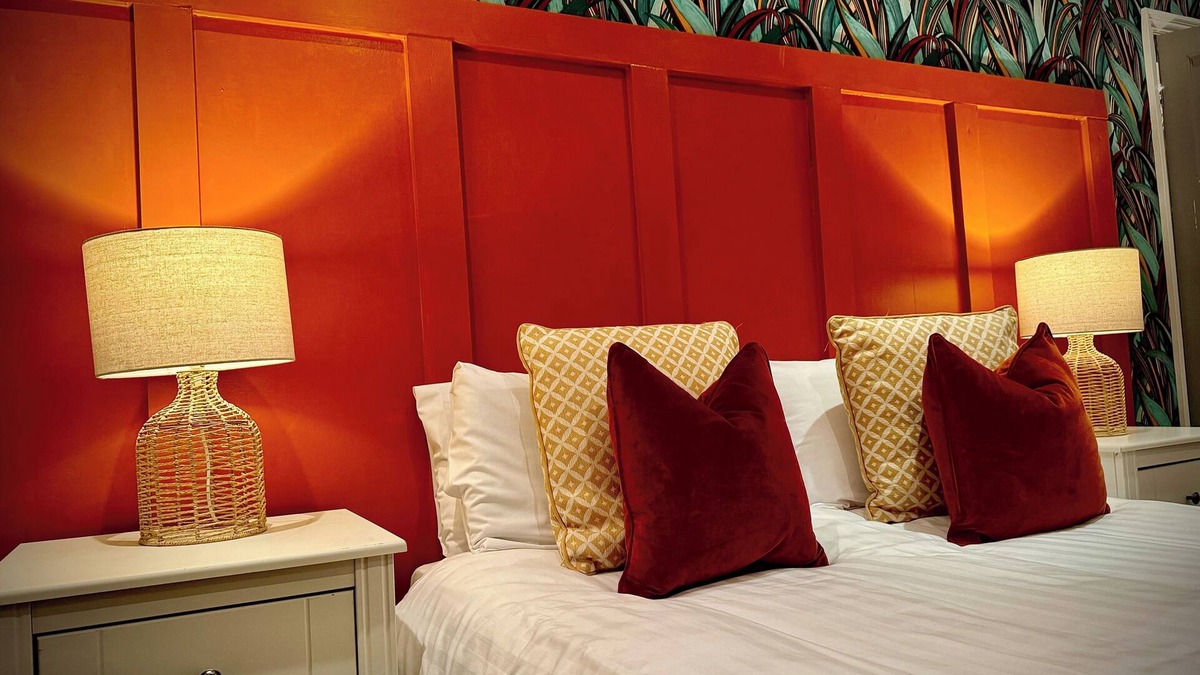 Blackpool House | Sleeps10-Parking-Garden-HotTub-PetFriendly