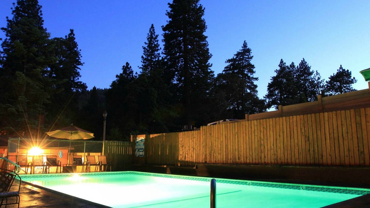 Crestline Hotel | Sleepy Hollow Cabins and Hotel