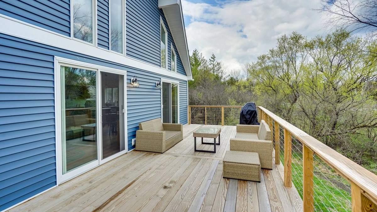 Athens House | Sleepy Hollow Lake Home w/Deck, Pool Access!