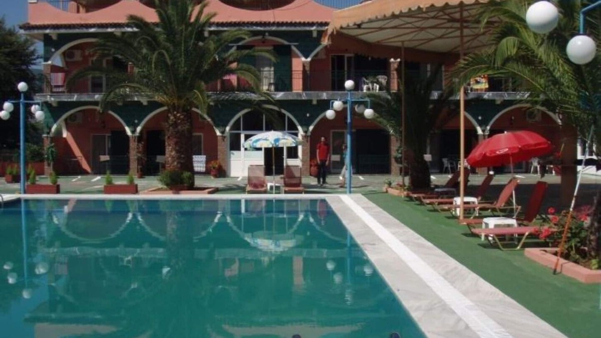 Vassilatika Apartment | Slef catering, serene Studio for 4 with shared Pool 5m drive from the beach