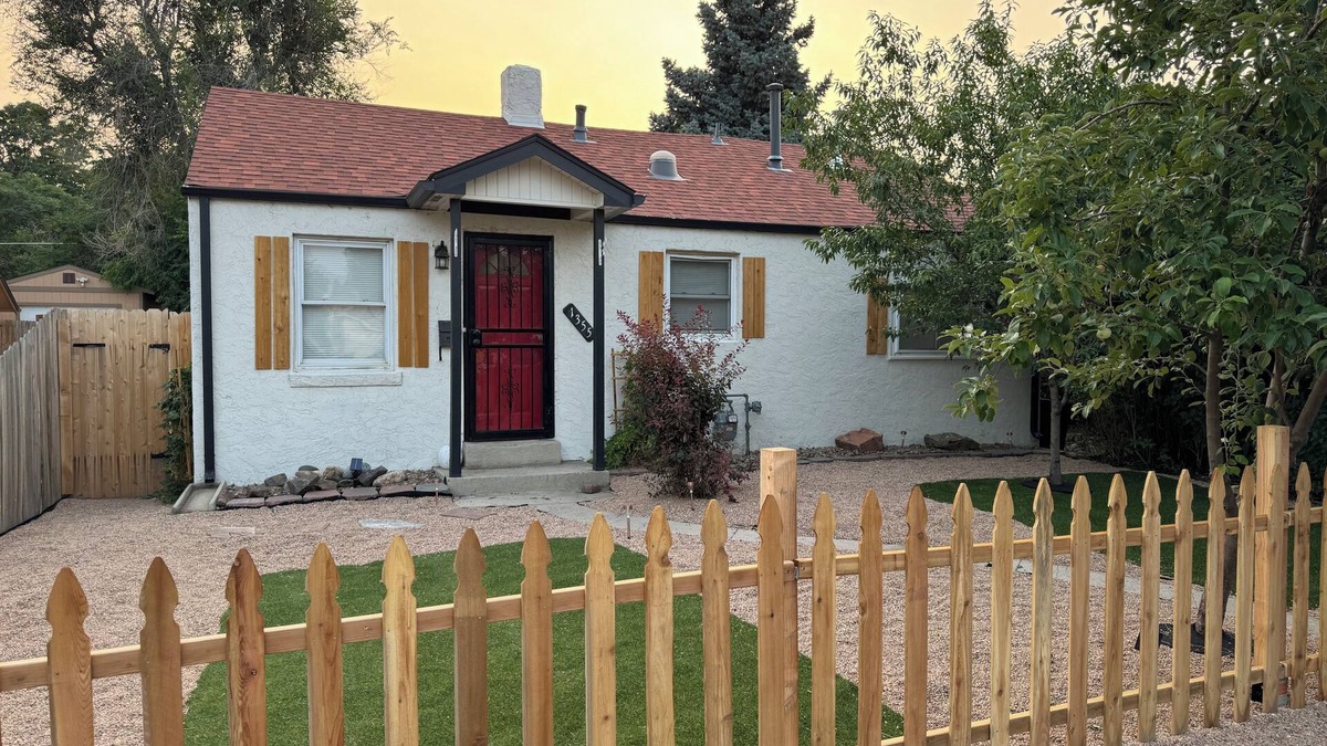 Lakewood House | Sloans lake bungalow close to Broncos stadium and downtown close to mountains