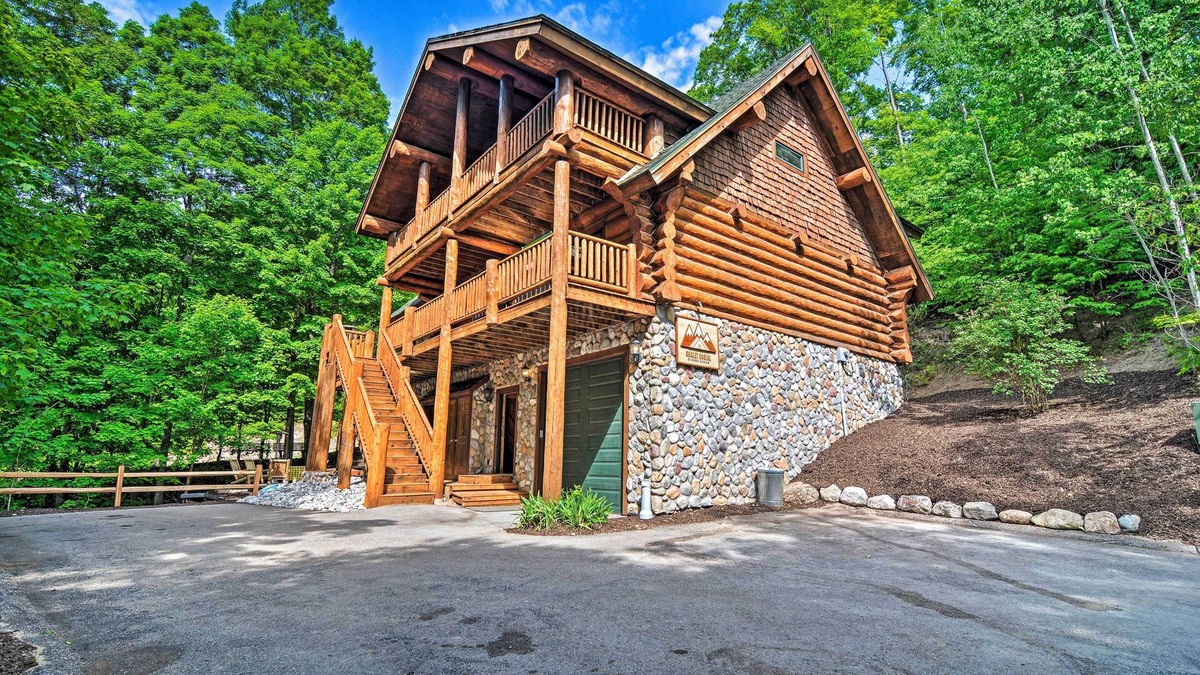 Bellaire House | Slope-Side Serenity: Ultimate Ski & Golf Chalet Sanctuary