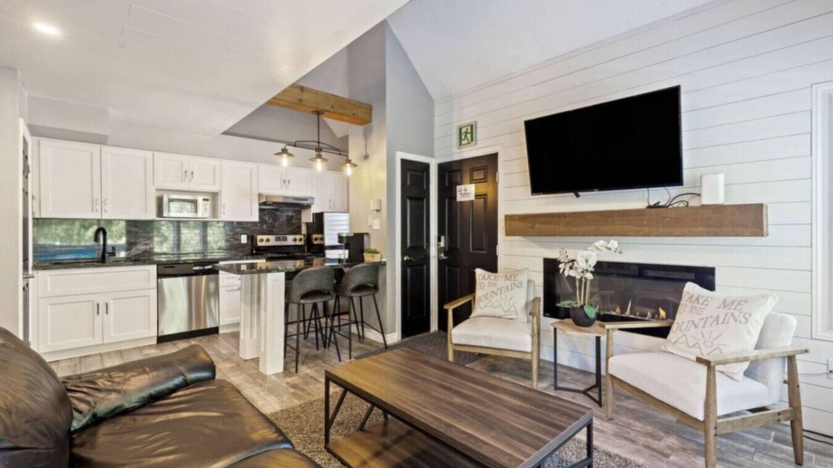 Craigleith Apartment | Slopeside at 209 with Hot Tub + Mountain Views