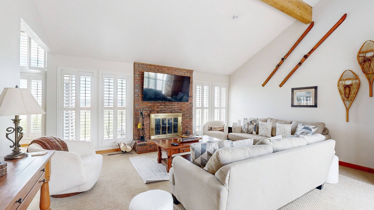 South Snyderville Basin House | Slopeside gem with private hot tub & pool table - across from Cabriolet Lift