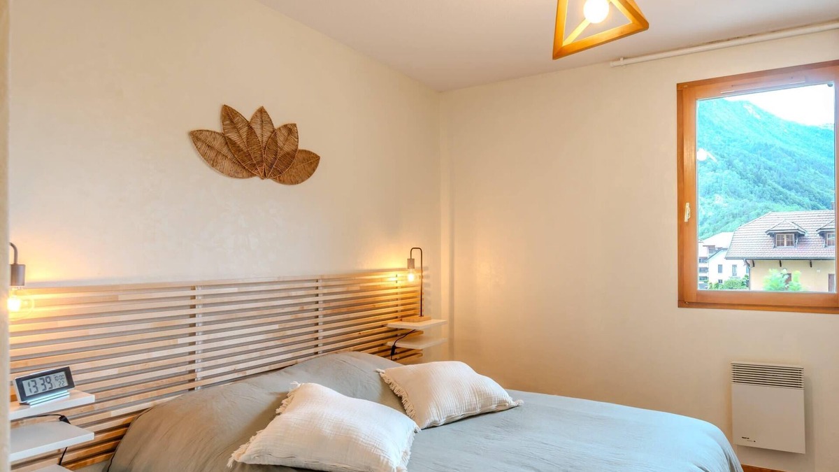 Thones Condo | Slow Chalet Thônes: lake & mountain, 15 min to ski – lift, balcony, parking