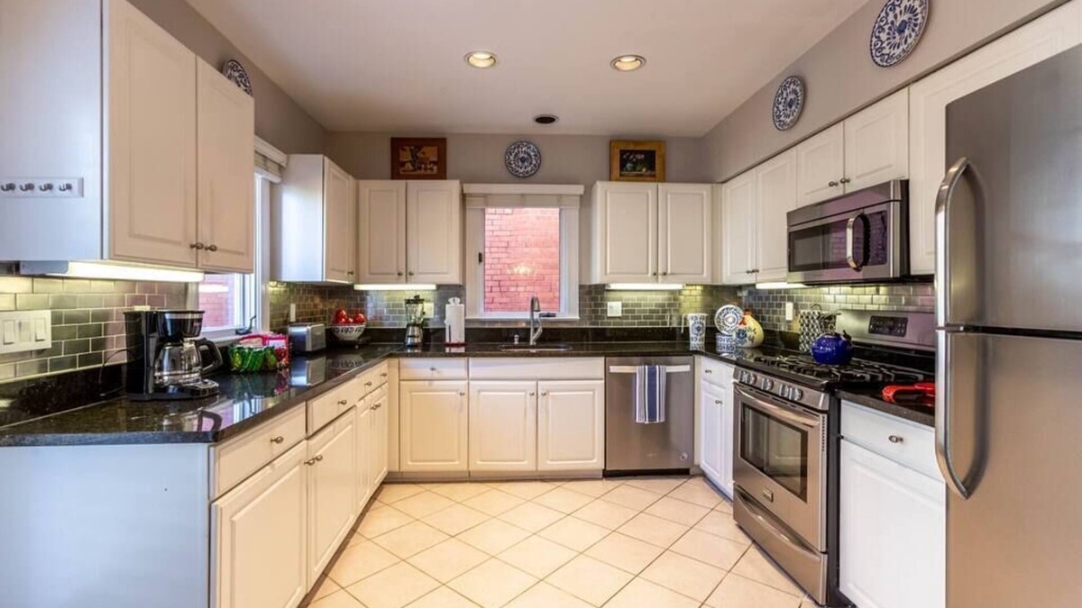 Old Town West House | SLP 12| Large Townhouse| FREE Parking| Metro: Braddock| 5 Blk King ST| Game RM
