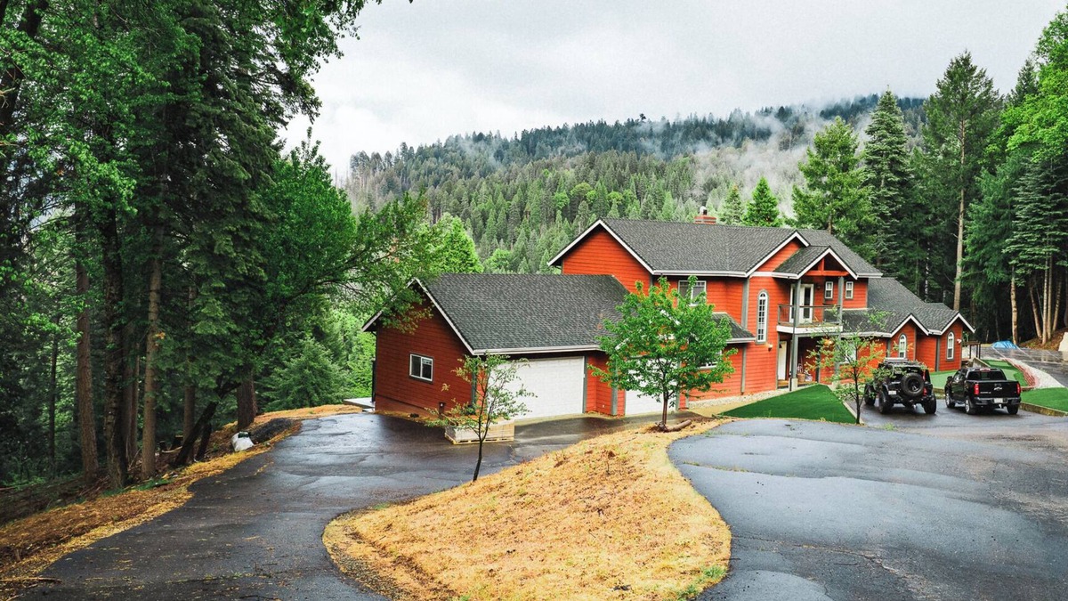 Pollock Pines House | Sly Park, Rubicon Trail, Hot Tub, Pool Table, Putting Green, BBQ, Deck, Sleeps10